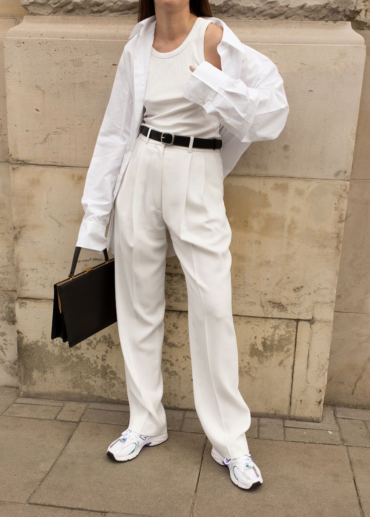 THE DIGITAL JOURNAL | Olivia Kijo: ALL WHITE CLASSICS Slouchy White Jeans Outfit, Old Money Summer Outfits, Old Money Summer, White Pant, White Shirt Outfits, Chique Outfits, All White Outfit, Phoebe Philo, Looks Street Style