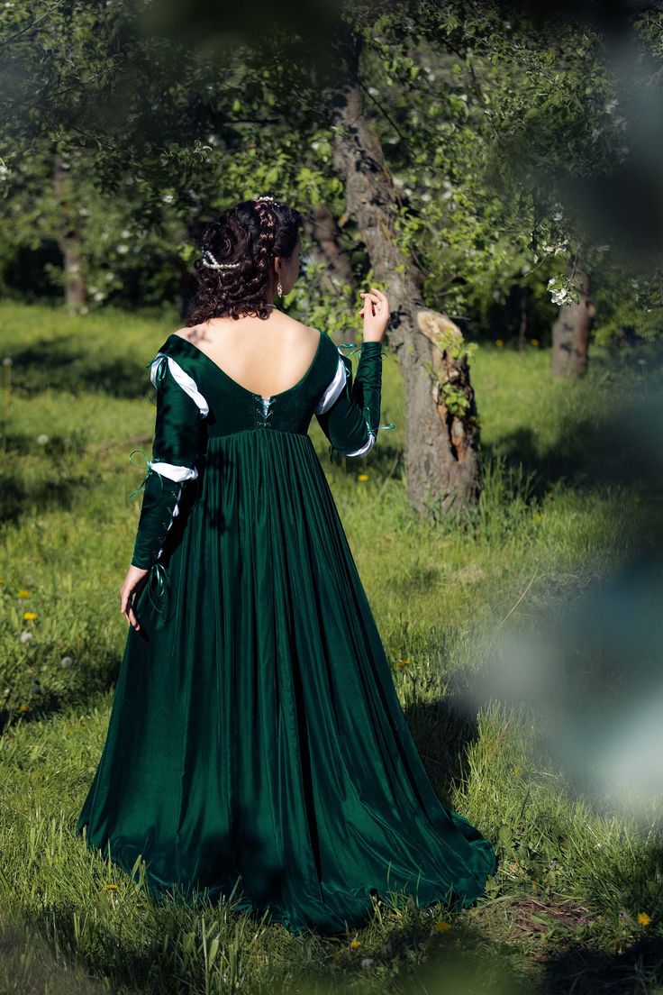 Green Velvet Renaissance Gown, Venetian 1490 Renaissance Dress, Luxurious Velvet Borgia Outfit - Etsy Green Formal Dress With Historical Design, Formal Green Dress With Historical Design, Historical Medieval Wedding Dress With Long Sleeves, Green Victorian Dress With Historical Design, Green Historical Costume Dress, Historical Medieval Dress For Fancy Dress, 16th Century Dress, Romeo Und Julia, Century Dress