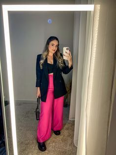 Black And Pink Business Outfit, Pink Trousers Outfit Work Attire, Outfits Con Blazer Fucsia, Fucsia Pants Outfit, Pantalon Rosa Outfit, Outfit Pantalon Rosa, Blazer Rosa Outfit, Black And Pink Outfit Ideas, Pink Trousers Outfit