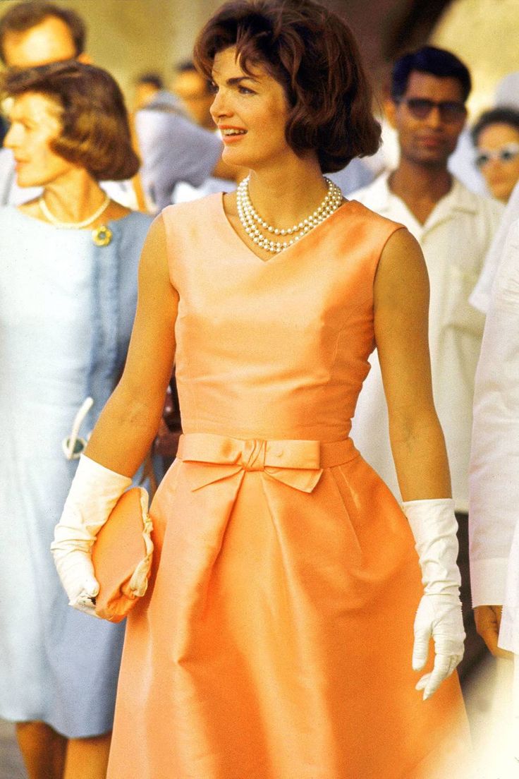 Jackie Kennedy best style moments | Tatler Jacqueline Onassis, Jackie O Style, Jackie Onassis, Jackie O, 1960s Fashion, Natalie Portman, Moda Vintage, White Gloves, 60s Fashion