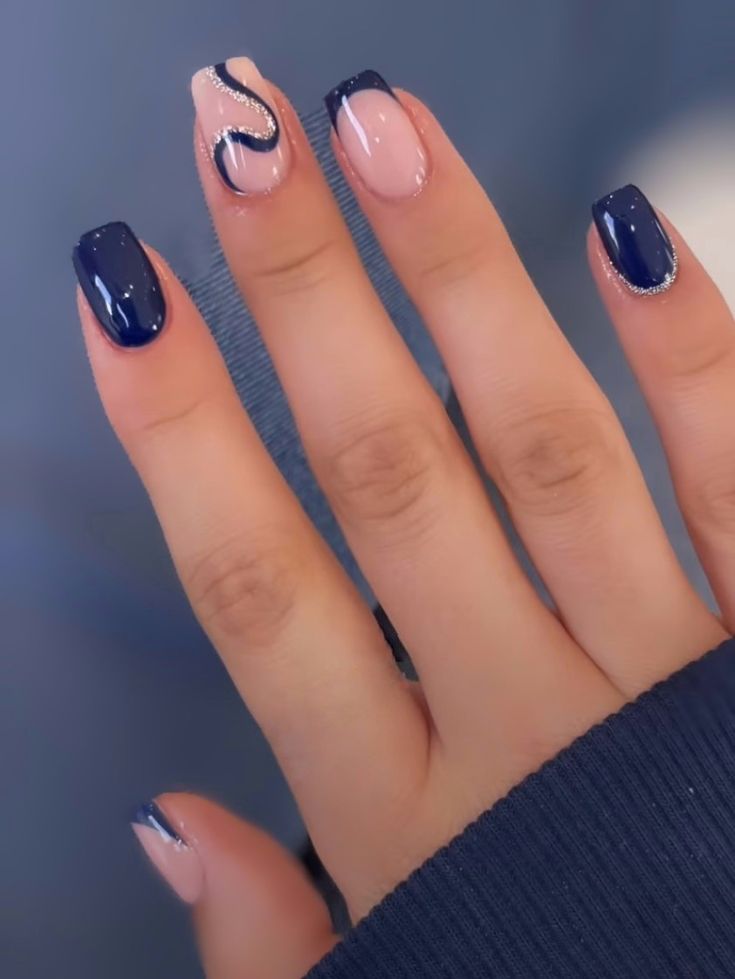 Navy Blue Inspired Nails, Nails For Christmas Blue, White Nails With Dark Blue Design, Simple Dark Christmas Nails, Navy Blue Nails For Hoco, Simple Dark Blue Nail Designs, Very Dark Blue Nails, Navy Blue Xmas Nails, Nails For Blue Outfit