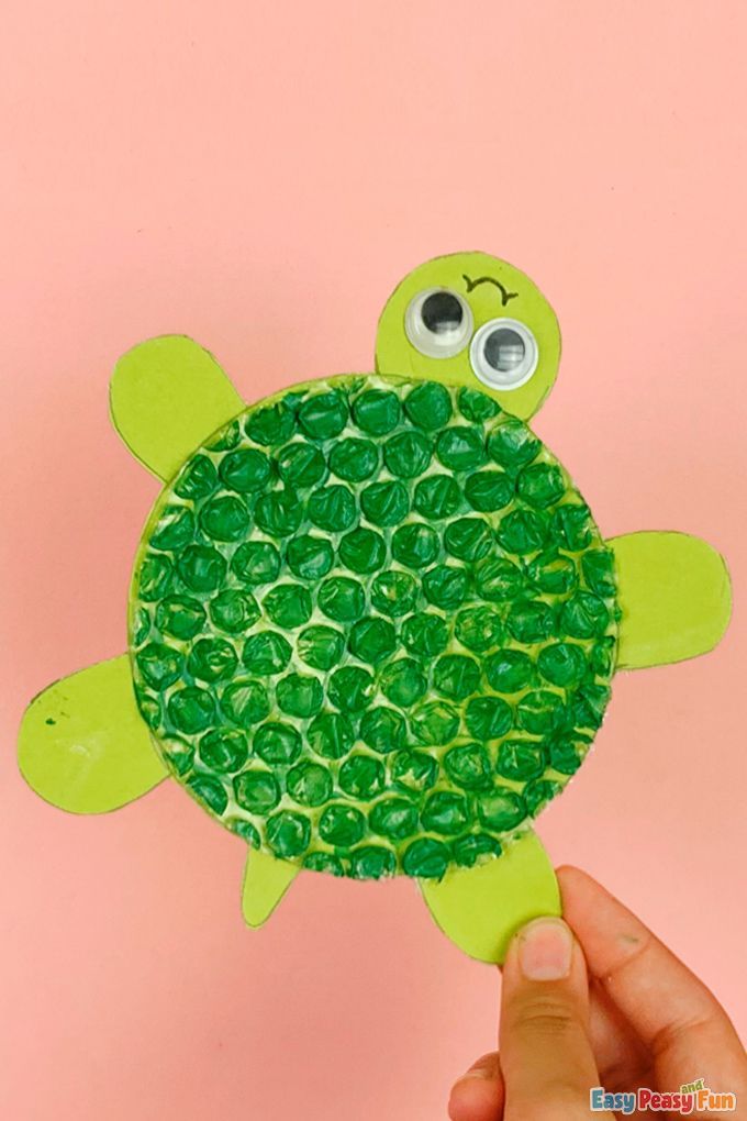 Teach your child about recycling while creating a charming ocean animal craft! Enjoy summer crafts with the Bubble Wrap Turtle Craft that celebrates ocean animals, inspiring children to repurpose materials and explore their artistic side. Recycled Crafts Toddlers, Turtle Art And Craft, Turtle Art Preschool, Preschool Sea Turtle Craft, Sea Animal Activities, Turtle Crafts Preschool, Turtle Activities For Preschool, Turtle Art Project, Sea Animals Craft