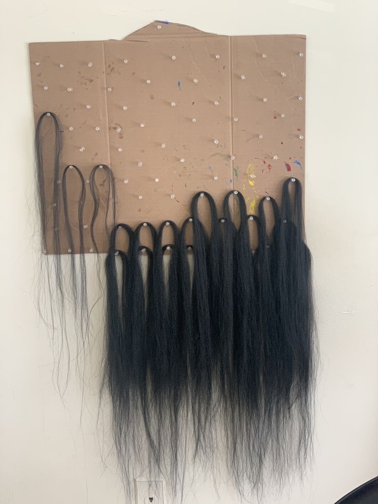 DIY WEAVE RACK USING THUMBTACKS & CARDBOARD GREAT FOR FEED IN BRAIDS Hair Braiding Salon, Caramel Ombre, Highlights Caramel, Summer Hair Highlights For Brunettes, Parting Hair, Braiding Your Own Hair, Brunettes Highlights, Braided Hair Tutorial, Highlights For Brunettes