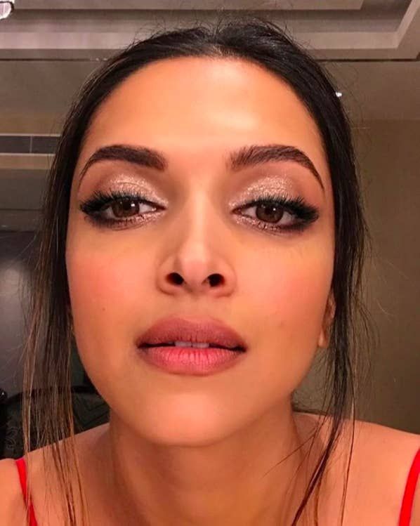 26 Times Deepika Padukone Made You Want To Be Or Date Deepika Padukone Deepika Padukone Makeup, Indian Eye Makeup, Indian Skin Makeup, Indian Makeup Looks, Weekend Makeup, Bollywood Makeup, Wedding Hairstyles And Makeup, Mekap Mata, Indian Wedding Makeup