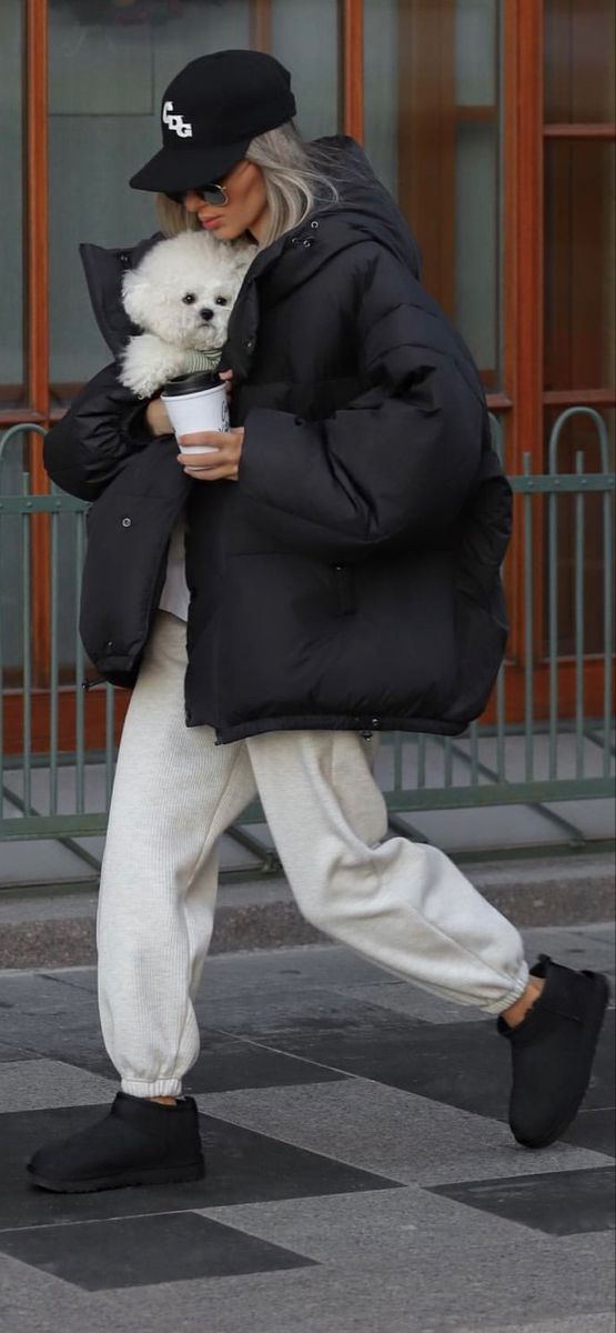 Down Jacket Street Style, Mila Larina, Street Style 2023, Winter 22, Ugg Style, Winter Inspo, Uggs Outfit, Style 2023, Easy Trendy Outfits