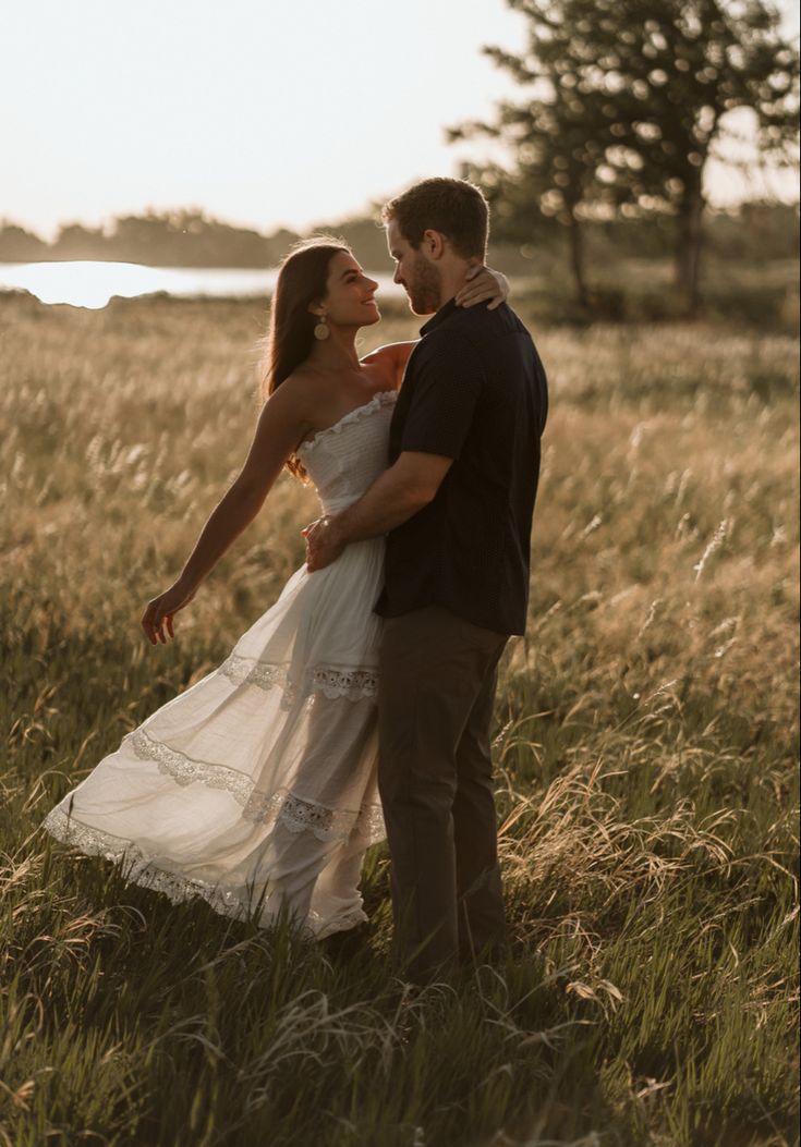 couple pictures, engagement photoshoot, couple poses, engagement Wife Photoshoot, Engagement Photos Scenery, In The Lake Photoshoot, Engagement Lake Photos, Lake Engagement Shoot, Riverside Engagement Pictures, Lake Photoshoot Couple, Fall Lake Engagement Pictures, Engagement Shoot Forest