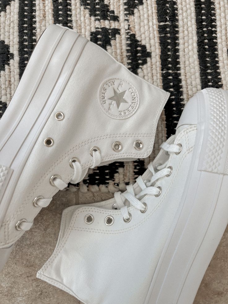 white and gold converse high top platforms White Converse Aesthetic, White Converse Platform, Chuck Taylors Outfit, Platform High Top Converse, High Top Platform Converse, Converse White High, All White Converse, Gold Converse, White Platform Converse