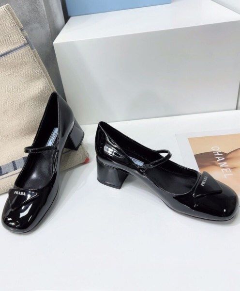 Prada Heels Aesthetic, Prada 2000s, Vintage Prada Shoes, Miu Miu Patent Leather Pumps, 2000s Prada Bag, Prada Shoes Heels Vintage, Patent Leather Pumps, Salvatore Ferragamo Flats, Aesthetic Grunge