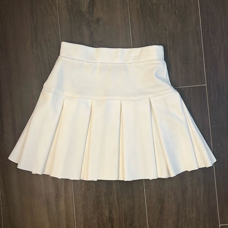 Never Worn Brand New Condition Tsou Concert, White Pleated Tennis Skirt, 90s Mini Skirt, White Tennis Skirt, White Pleated Skirt, Pleated Tennis Skirt, Nike Tennis Dress, White Skirt, Black Mini Skirt