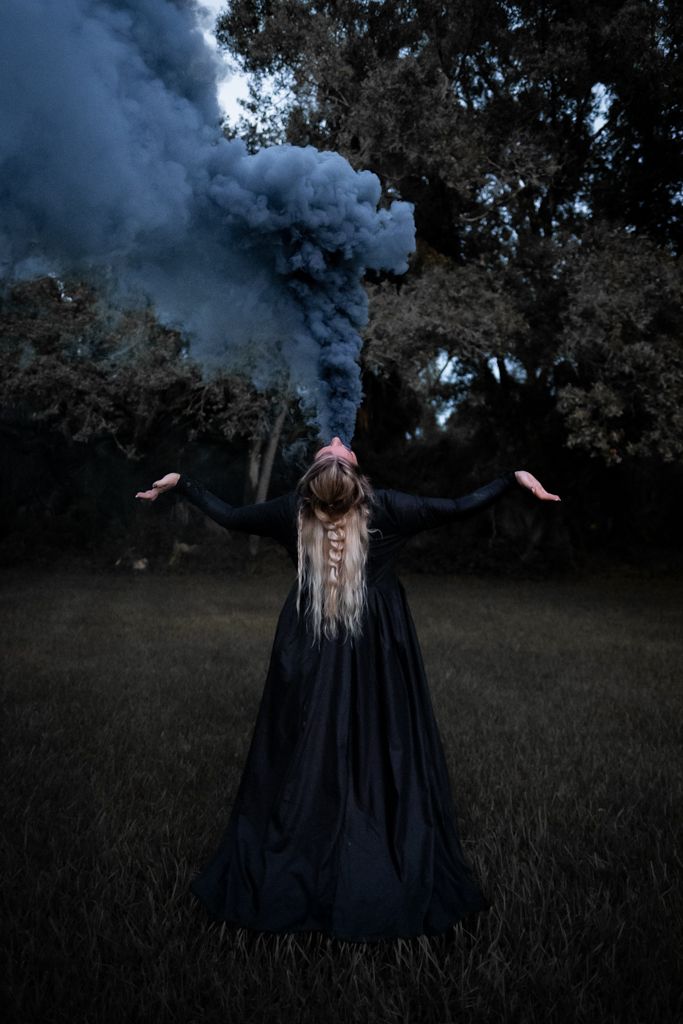 Halloween Witch Photoshoot, Coven Photoshoot, Witchy Photo Shoot, Witch Photo Shoot, Halloween Shot Ideas, Witchy Photos, Spooky Photo Shoot, Witch Shoot, Witchy Photoshoot