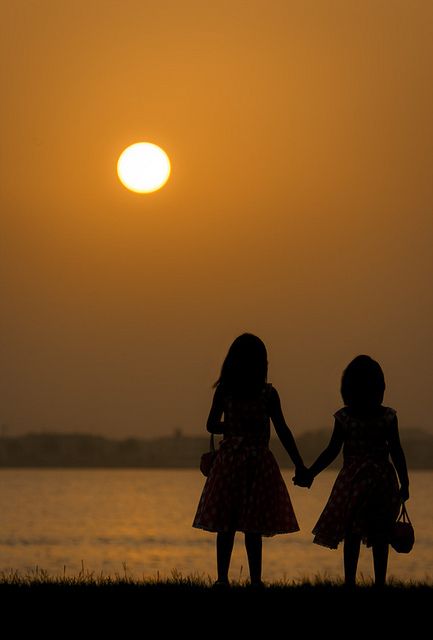 Sisterhood 가족 일러스트, Holding Each Other, Sisters Drawing, Sisters Images, Watching The Sunset, Sisters Art, Love My Sister, Sister Photos, Sisters Forever