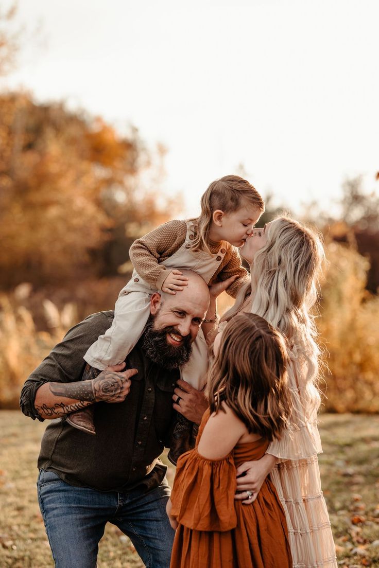 Big Family Fall Photoshoot, Outdoor Big Family Photoshoot Ideas, Family Photography Big Family, Family In Field Photography, Fall Foliage Photography Family, Western Family, Fall Photoshoot Family, Faith Photography, Fall Minis