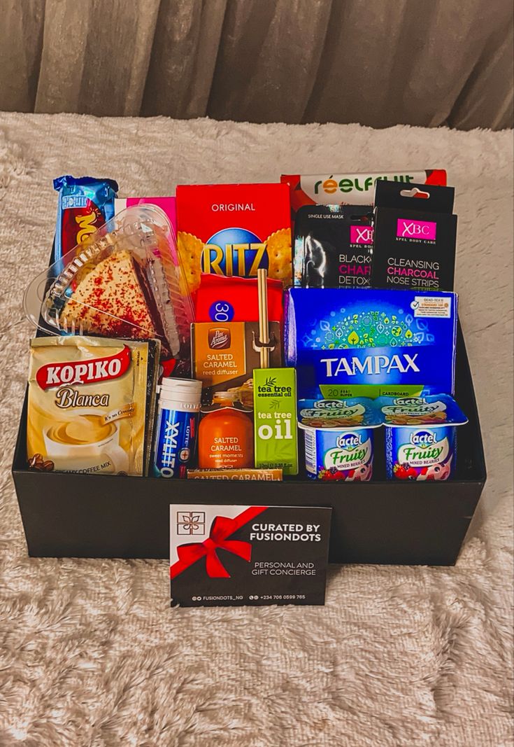 Period care package Snack Care Package Ideas, Menstrual Care Package, Period Basket Ideas, Period Care Package For Girlfriend, Period Package For Girlfriend, Period Basket For Girlfriend, Period Gift Basket, Period Box Ideas, Hygiene Basket