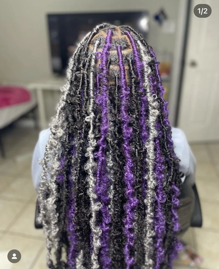 Short Blue Butterfly Locs, Long Butterfly Locs With Color Purple, Butterfly Locs Color Combo, Purple Faux Locs Black Women, Butterfly Locs Purple, Soft Loc Color Combos, Coloured Butterfly Locs, Butterfly Locs Color Ideas, Purple Soft Locs