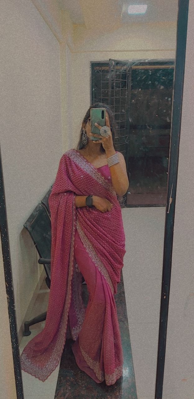 Saree Mirror Poses, Saree Mirror Selfie Poses, Saree Poses Aesthetic, Saree Snap, Mirror Pose, Bear Drawings, Dark Beauty Photography, Saree Wearing, Desi Outfits