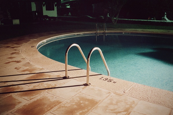 an empty swimming pool at night with no one in it