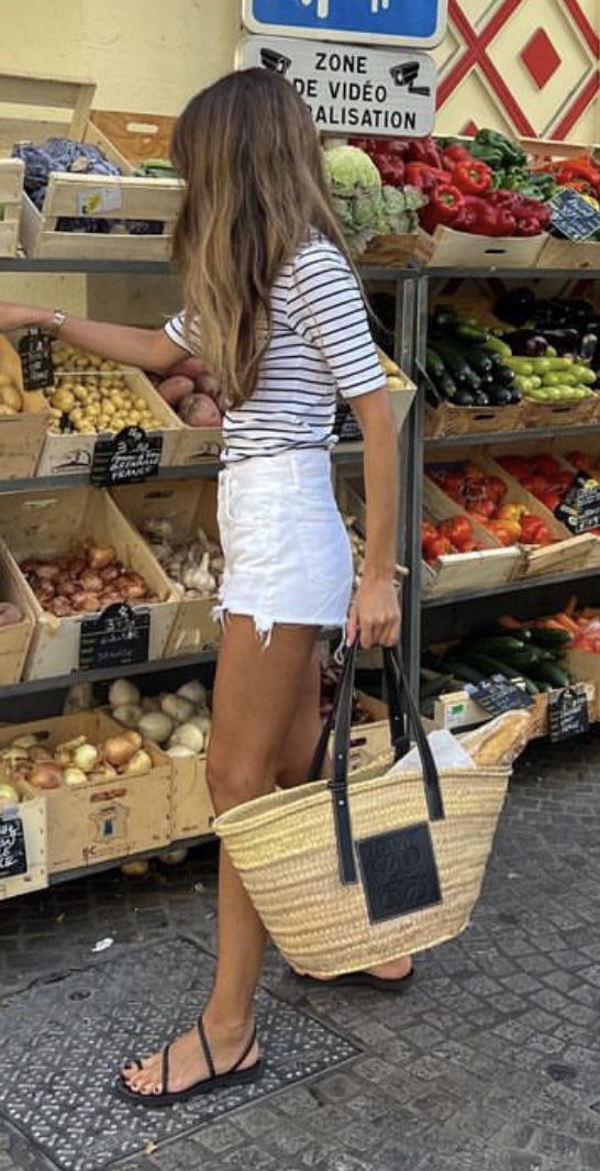 Beachy Professional Outfits, Cap Cod Outfits, Summer Shorts Outfits, Europe Outfits, Summer Ootd, Ootd Inspo, White Jean Shorts, Foto Poses, White Denim Shorts