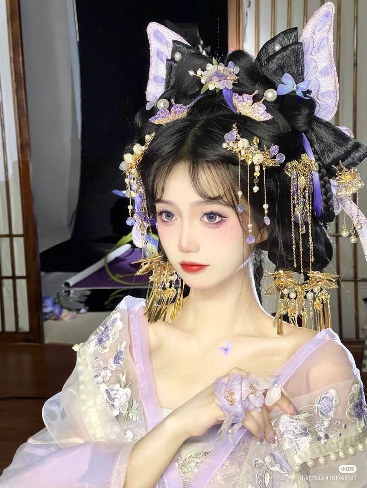 Beautiful douyin chinese girl model wearing a traditional chinese purple hanfu dress with gold and purple jewelry. Beautiful Hanfu Dress, Hanfu Headpiece, Chinese Dress Anime, Chinese Dress Girl, Hanfu Reference, Chinese Hairstyle Traditional, Chinese Empress Dress, Purple Gold Dress, Chinese Jewelry Traditional