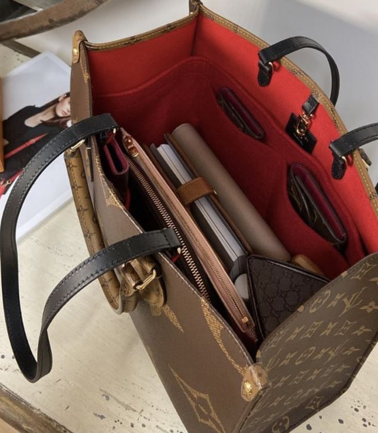 Louis Vuitton On The Go Tote Outfit, Lv On The Go, Louis Vuitton Handbags Prices, Pretty Tote Bags, Lv Tote, Louis Vuitton Tote Bag, Louis Vuitton Tote, Luxury Bags Collection, Tote Outfit