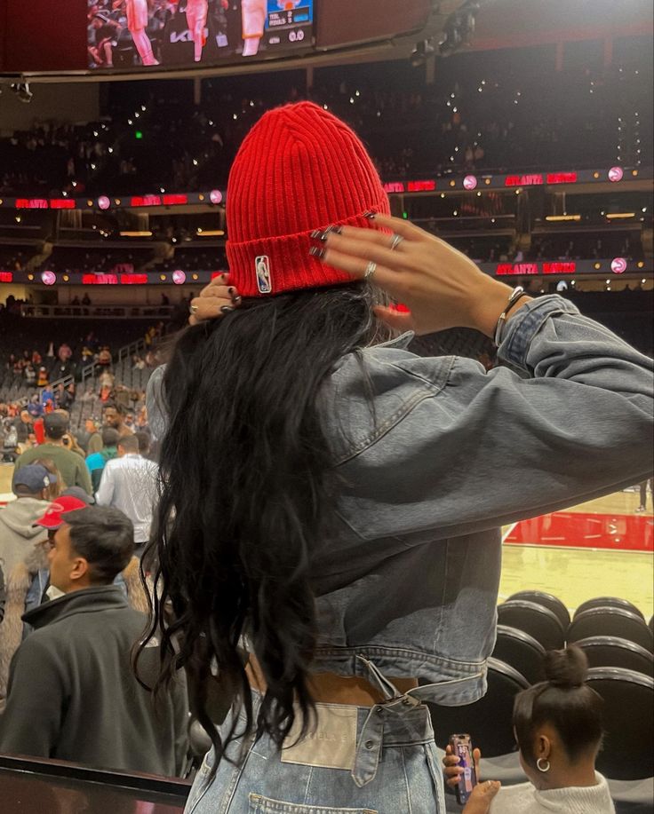 Hawks Game Outfit Women, Nba Game Outfit Woman, Hawks Game, Atlanta Lifestyle, Streetwear Photoshoot, Nba Game, Uni Life, Atlanta Hawks, Beauty Ideas