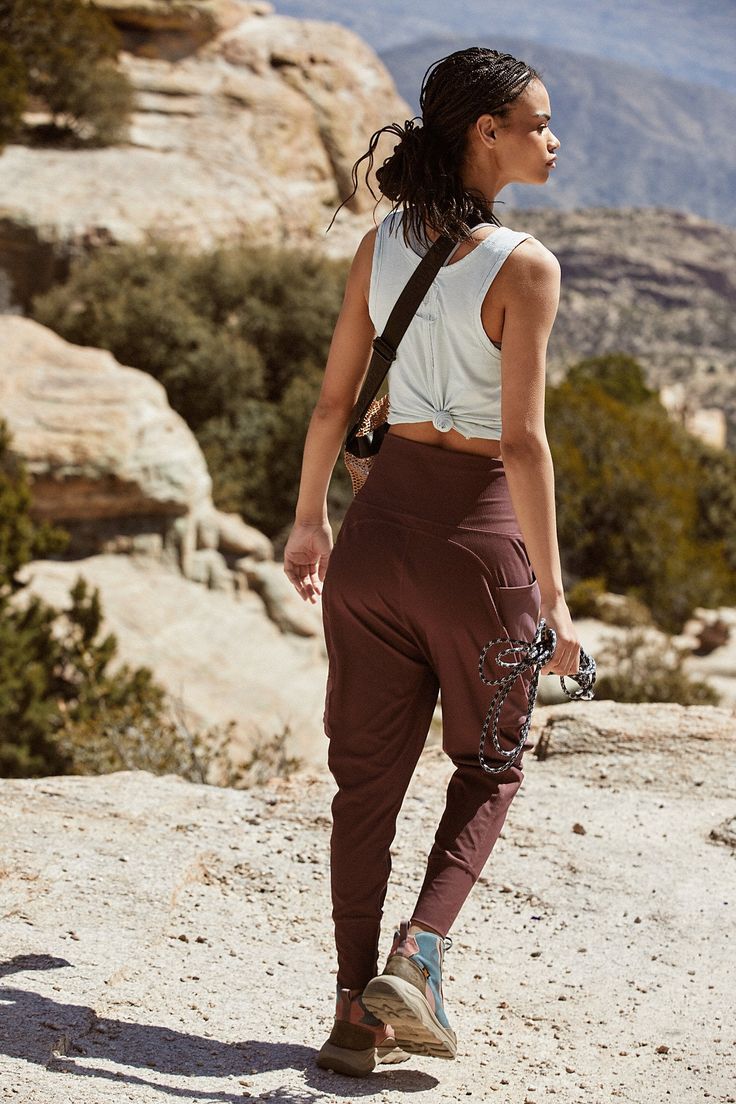 From studio to street and everywhere in-between, these so cool harems feature a baggy silhouette that tapers through the ankle, with a wide, high-rise waistband, cargo pockets on the sides, and a dropped inseam. Pull-on style Drawcord pockets Ribbed detailing