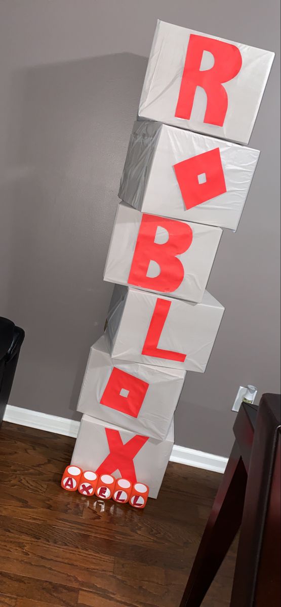 an upside down sign on the ground in front of a wall