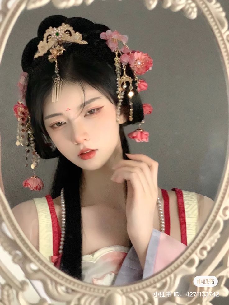 Japan Traditional Hairstyle, Chinese Dynasty Hairstyle, Chinese Traditional Accessories, Tang Hairstyles, Ancient Chinese Makeup, China Hairstyle, Chinese Hairstyle Traditional, Traditional Chinese Makeup, Chinese Traditional Makeup