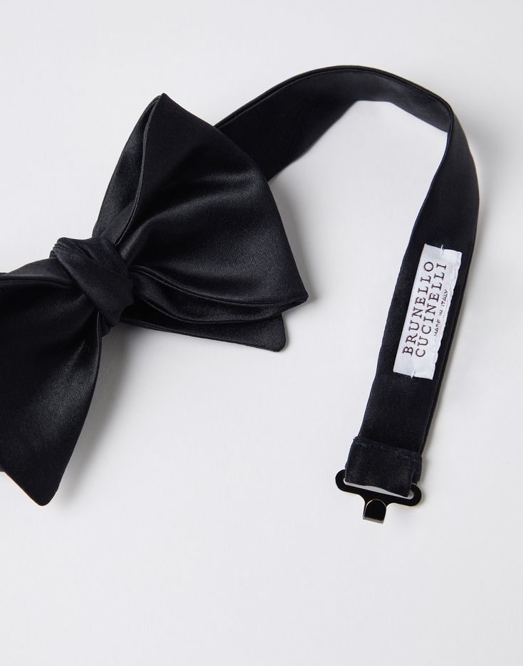 Cotton and silk satin bow tie An essential accessory for evening events, the cotton and silk satin bow tie completes tuxedos with classic flair. This accessory, which must be tied, is adjustable thanks to a convenient hook-and-loop closure behind the neck. Pre-tied Satin Bow For Black Tie Events, Classic Pre-tied Satin Bow Tie, Classic Pre-tied Satin Bow, Classic Pre-tied Decorative Bow, Formal Silk Decorative Bow, Formal Silk Satin Bow, Elegant Pre-tied Satin Bow, Classic Satin Tie With Satin Bow, Satin Bow For Black-tie Events