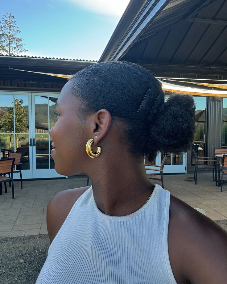 Afro Hairstyles For Going Out, Afro With Hair Clips, Black Femininity Hair Styling Accessories, Afro Claw Clip, Afro Hair Aesthetic Faceless, Afro Hair Bun, Short Hair Black, Nappy Hair, Beautiful Black Hair