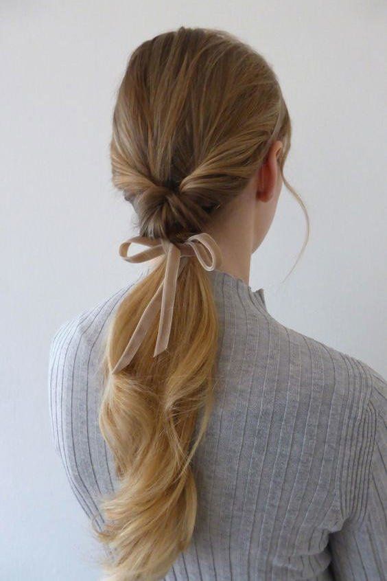 28 Hairstyles That’ll Look Gorgeous With Your Easter Hat: Inside-Out Ponytail Southern Hair, Easter Hat, Peinados Fáciles Para Cabello Corto, Ribbon Hairstyle, Holiday Hairstyles, Low Ponytail, Hair Dos, Beach Waves, Perfect Hair