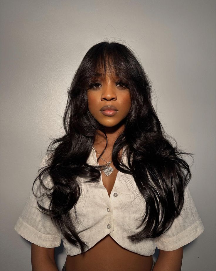 Long Wavy Weave Black Women, Layered Loose Curly Hair, Different Long Hair Haircuts, Fringe Hairstyles Black Women, Weave No Leave Out, Bangs With Layers Black Women, Curtain Bangs Wig Black Women, Curtain Bangs Sew In, Curtain Bangs With Curls