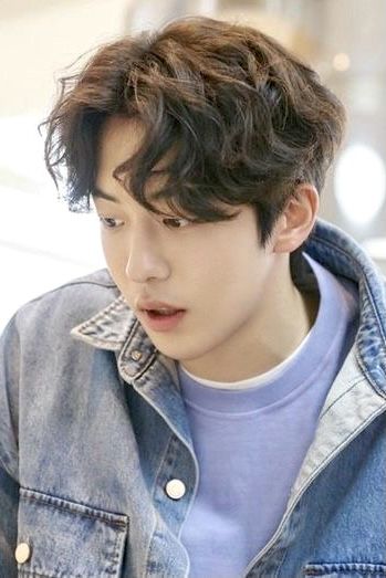 Kpop Wavy Hair Men, Mens Hair Perm Hairstyles, Korean Male Haircut Curly, Korean Haircut Men Curly, Curly Korean Hair Men, Asian Middle Part Hair Men Perm, Perm Ideas Men, Male Perm Asian, Asian Wavy Perm Middle Part Men