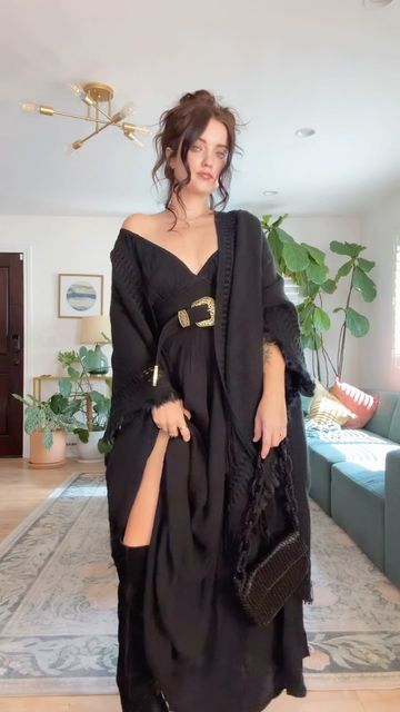 Black Witchy Dresses, Witch Cosplay Aesthetic, Modern Witch Halloween Costume, Raven Core Aesthetic Outfits, Feminine Gaze Outfits, Cottage Core Witch Aesthetic Outfits, Bohomeian Style Outfits Black, Easy Witch Outfit, Eccentric Aunt Aesthetic