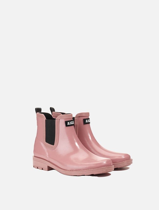 La bottine de pluie, empruntée au monde �équestre.femme | AIGLE Rose Beige, Misty Rose, Office Shoes, Natural Rubber, Winter Wardrobe, Boot Shoes Women, Sleek Design, Rain Boots, Ankle Boot