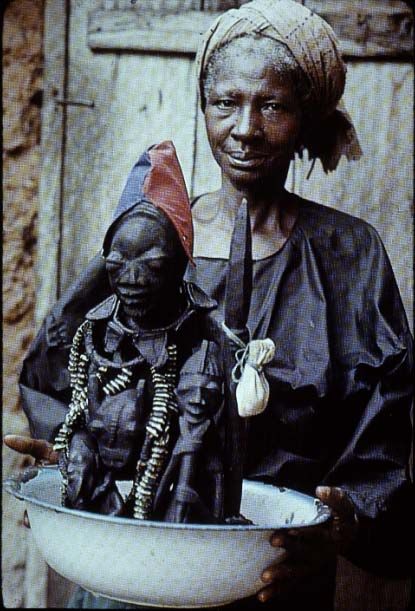 Yoruba Eshu : Èṣù (other names include Exu, Eshu Eleggua, Esu Elegbara, Eshu Elegbara, Elegba, Legba, Papa Legba and Eleda) is both an orisha and one of the most well-known deities of Yorùbá religion and related New World traditions. Shango Orisha, Orishas Yoruba, Papa Legba, Yoruba People, African Spirituality, Art Premier, African People, African Culture, People Of The World