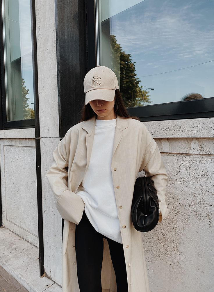 Minimal and Comfortable | MODEDAMOUR Baseball Cap Outfit Spring, Baseball Hat Outfit, Baseball Cap Outfit, July Outfits, Cap Outfit, Game Outfit, Hat Outfit, Jersey Leggings, Baseball Game