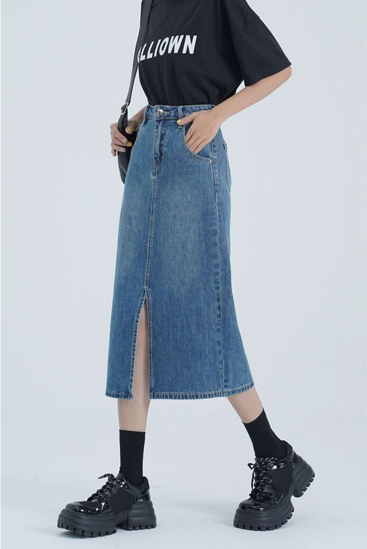 "DIY Distressed Denim Skirt: A Step-by-Step Guide" Skirtall Outfit, Long Denim Skirt Outfits, Skirt Outfits For Women, Skirts Aesthetic, Aesthetic Skirt, Midi Jean Skirt, Outfits Skirts, Midi Outfits, Vintage Style Skirts