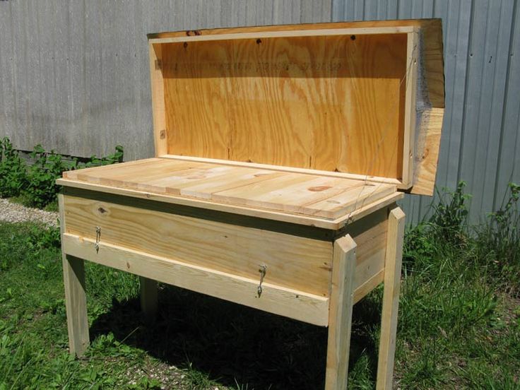 an empty wooden bench sitting in the grass