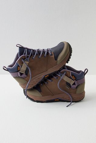 Vintage Hiking Shoes, Women’s Hiking Shoe, Hiking Boots Aesthetic, Cute Hiking Shoes, Cute Hiking Boots, Stylish Hiking Boots, Hiking Sneakers Women, Teva Boots, Womens Hiking Boots