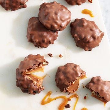 chocolate covered cookies with caramel drizzled on them