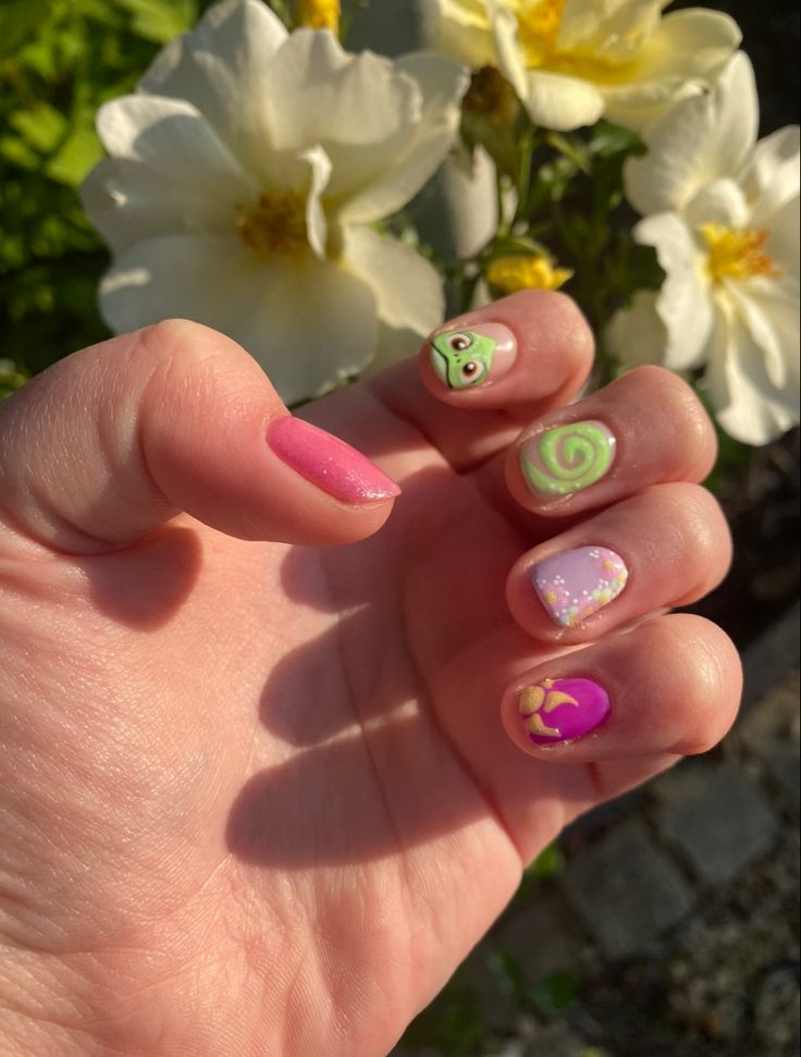 Vintage Nail Art Ideas, Repunzal Nail Ideas, Disney Princess Nails Aesthetic, Purple Rapunzel Nails, Disney Rapunzel Nails, Repunzal Tangled Inspired Nails, Disney Press On Nails, Tangled Nails Ideas, Pascal Nails