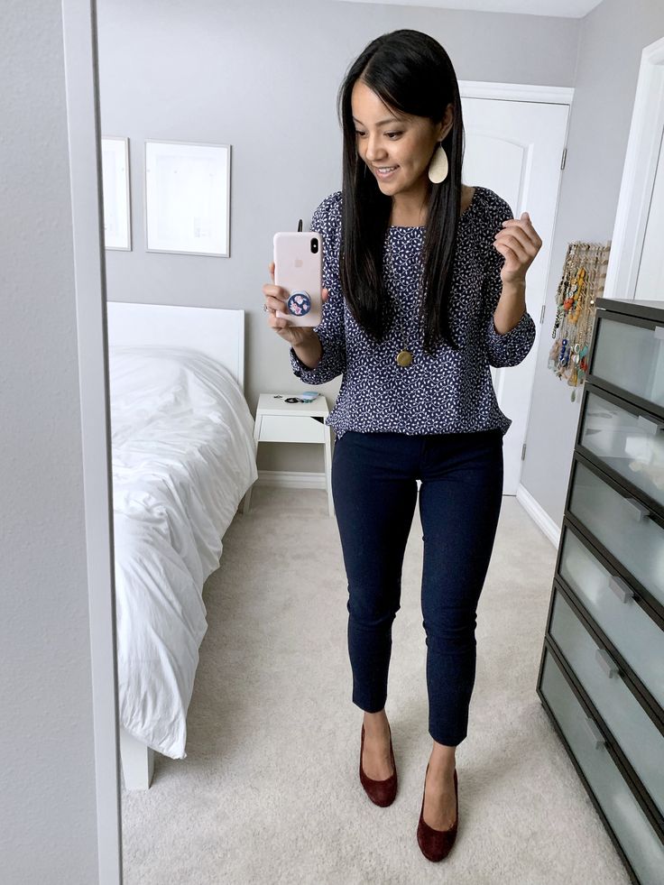 Business Casual Outfit: navy pants + blue printed top + maroon heels Navy Blue Pants Outfit, Navy Pants Outfit, Blue Pants Outfit, Versatile Tops, Stylish Business Casual, Work Capsule, Curated Closet, Teacher Clothes, Teaching Outfits