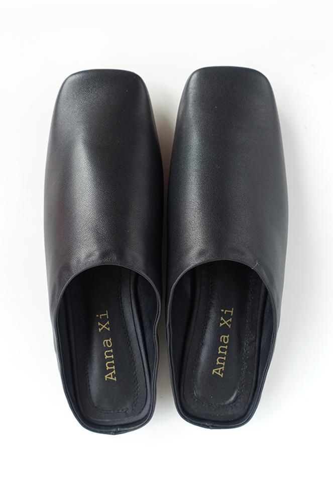 Slippers made of real leather. Get them for a chic and comfy look! Men Leather Slippers, Mules Men, Mens Pyjamas, Soft Leather Sandals, Female Sandals, Classic Slippers, Bedroom Slippers, Black Slippers, Sandals For Men