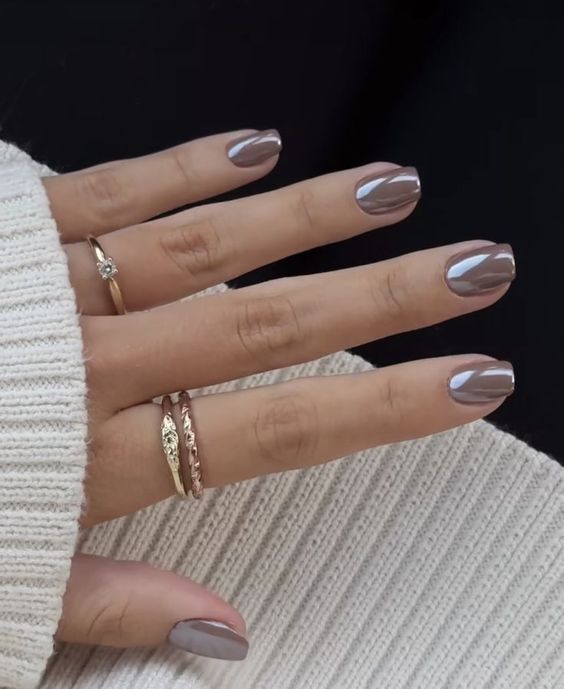 Cute Short Nail Colors, Shirt Oval Acrylic Nails, Brown Chrome Nails Short Square, Trending Manicure 2024, Stone Chrome Nails, Gel Chrome Nails Short, Chrome Neutral Nails, Light Brown Chrome Nails, Christmas Nails Minimalist