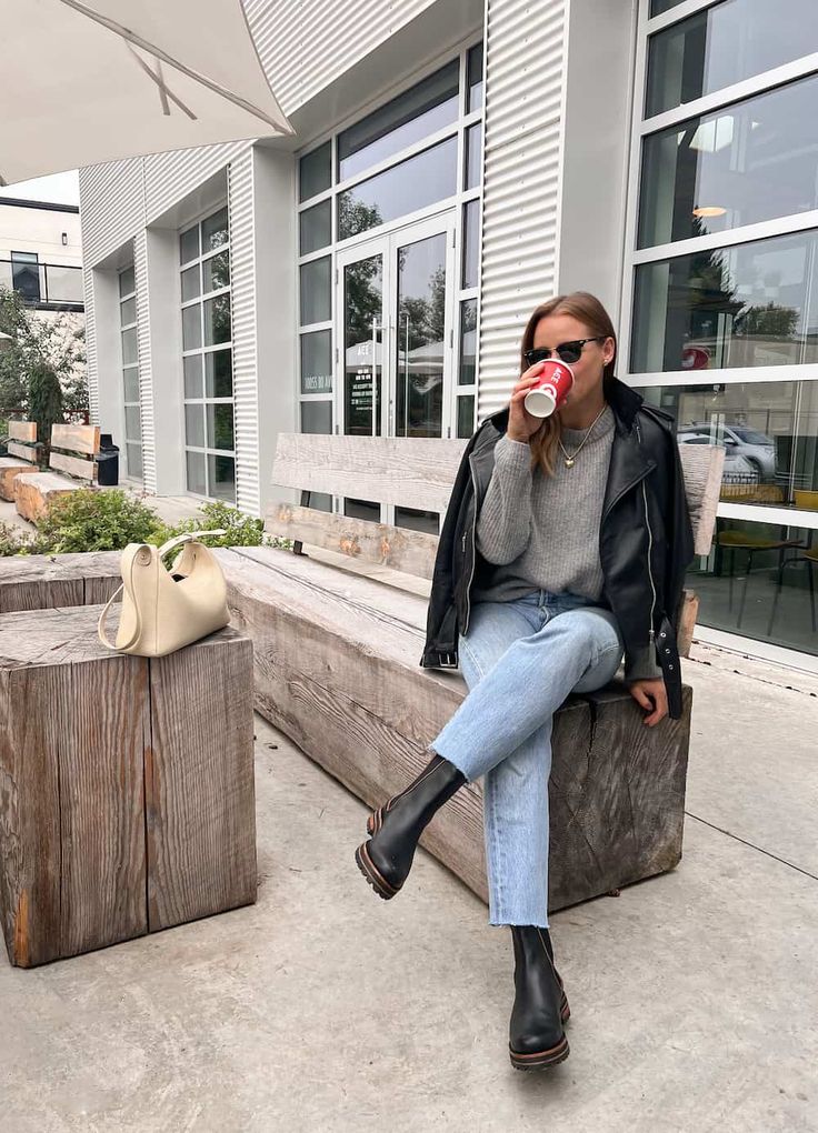 Black Chelsea Boots Outfit, Chelsea Boots With Jeans, How To Style Chelsea Boots, Chelsea Boot Outfits Women, Chelsea Boots Outfit, Styling Chelsea Boots, Chelsea Boots Style, Stylish Leather Jacket, Thanksgiving Outfit Ideas