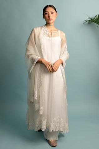 Shop for Karishma Khanduja Bareilly White Organza Kurta Set for Women Online at Aza Fashions Chiffon Kurta, Off White Anarkali, Gaurang Shah, Organza Kurta, White Anarkali, Samant Chauhan, Organza Suits, Daisy Embroidery, Tulle Embroidery