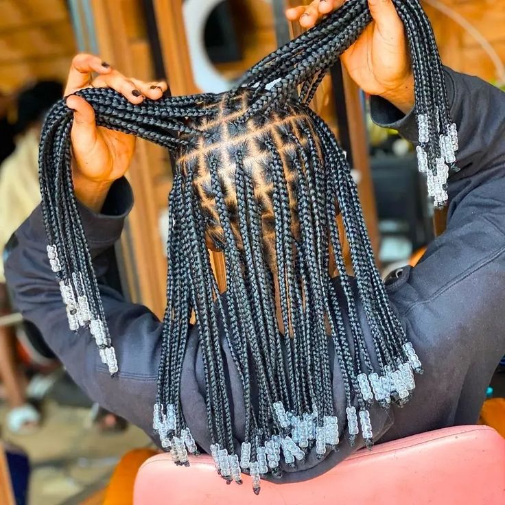 Knotless Braids Styles, Knotless Braids With Beads, Black Kids Braids Hairstyles, Cabello Afro Natural, Weave Hairstyles Braided, Dunner Wordend Haar, Short Box Braids Hairstyles, Short Box Braids, Big Box Braids Hairstyles