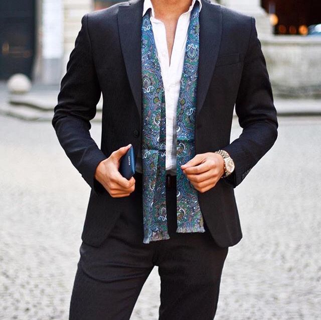 Outfits With Scarf, Tie Outfits Men, Mens Scarf Fashion, Euro Fashion, Preppy Man, Gentleman Lifestyle, Tie Outfit, Mens Smart Casual Outfits, Paisley Scarf