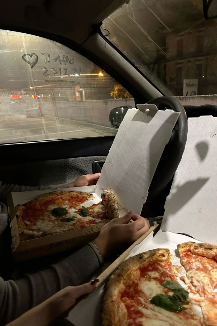 Couple date night in the car eating pizza couplegoals couplepic datenight picinspo Cute Food Ideas For Boyfriend, Night Dates Couple, Couple Eating Pizza Aesthetic, First Date Astetic, Eating In The Car Aesthetic, Aesthetic Dates With Bf, Couple Eating Aesthetic, Eating In Car Aesthetic, Couples In Cars Night