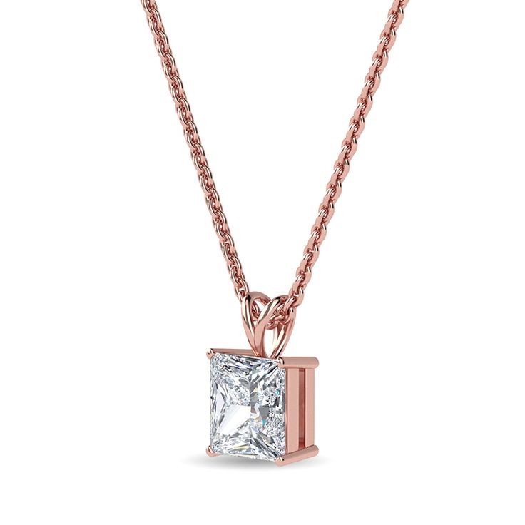 Este colgante de diamante princesa solitario presenta un hermoso diamante en una canasta. Esta pieza es perfecta para cualquier ocasión añadiendo una sutil elegancia a tu look. Classic Rose Gold Solitaire Necklace, Classic Rose Gold 14k Solitaire Necklace, Classic 14k Rose Gold Solitaire Necklace, Elegant Solitaire Necklace With Square Pendant For Formal Occasions, Luxury Gold Necklace With Radiant Cut, Elegant Square Pendant Solitaire Necklace For Formal Occasions, Classic Radiant Cut Single Diamond Necklace, Classic Necklace With Square Pendant In Prong Setting, Classic Rose Gold Cubic Zirconia Diamond Necklace